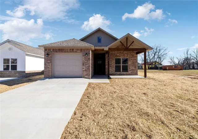 Photo 3 of Single family home for sale at 916 N 13th, Fort Smith, AR 72901 | MLS# 1359883 | Listing updated on 2026-09-20