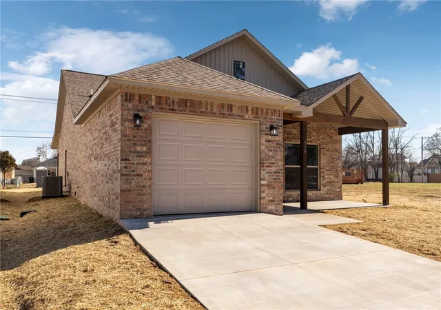 Photo 3 of Single family home for sale at 916 N 13Th, Fort Smith, AR 72901 | MLS# 1359883 | Listing updated on 2026-09-20