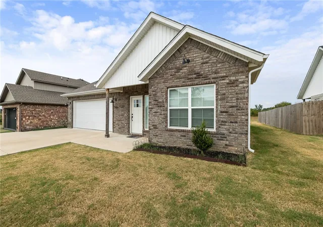 Photo 3 of Single family home for sale at 1261 Bootleg Rd, Centerton, AR 72713 | MLS# 1359986 | Listing updated on 2026-08-26