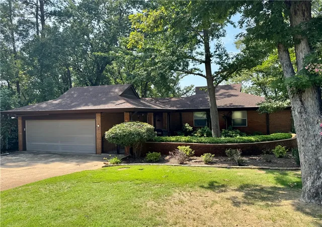 Photo 1 of Sale Pending at 128 Lakeview Cir, Russellville, AR 72802 | MLS# 1359780 | Listing updated on 2026-08-26
