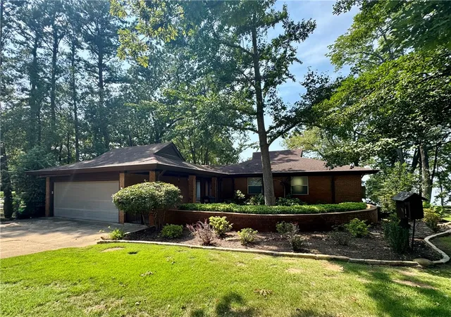 Photo 2 of Sale Pending at 128 Lakeview Cir, Russellville, AR 72802 | MLS# 1359780 | Listing updated on 2026-08-26