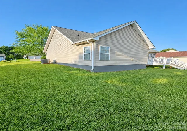Photo 3 of Single family home for sale at 201 Tarrington Dr, Statesville, NC 28625 | MLS# 4293154 | Listing updated on 2026-09-05