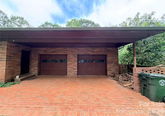 Photo 4 of Single family home for sale at 800 W 7th Street, Newton, NC 28658 | MLS# 4393498 | Listing updated on 2026-08-26