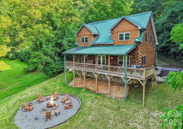 Photo 1 of Single family home for sale at 1064 Point Of View Dr, Waynesville, NC 28785 | MLS# 4404544 | Listing updated on 2026-09-30