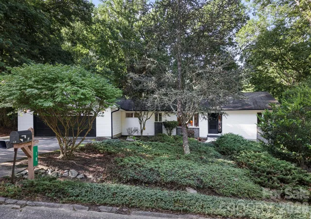 2nd image of 18 E Rosewood Trl, Hendersonville, NC 28739 | MLS# 4406298