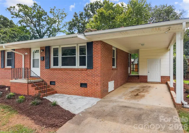 Photo 4 of Single family home for sale at 713 Crestwood Ave, Gastonia, NC 28054 | MLS# 4416200 | Listing updated on 2026-10-28