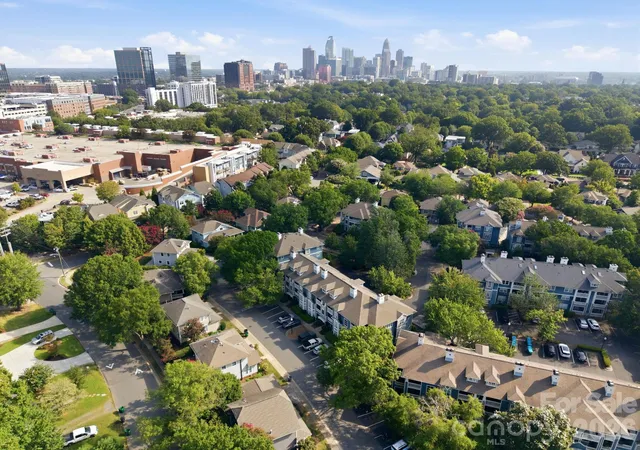 2nd image of 501 Olmsted Park Pl, Charlotte, NC 28203