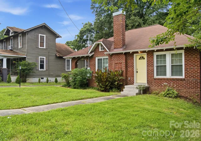 Photo 3 of Single family home for sale at 626 S Green St, Statesville, NC 28677 | MLS# 4417427 | Listing updated on 2026-08-23