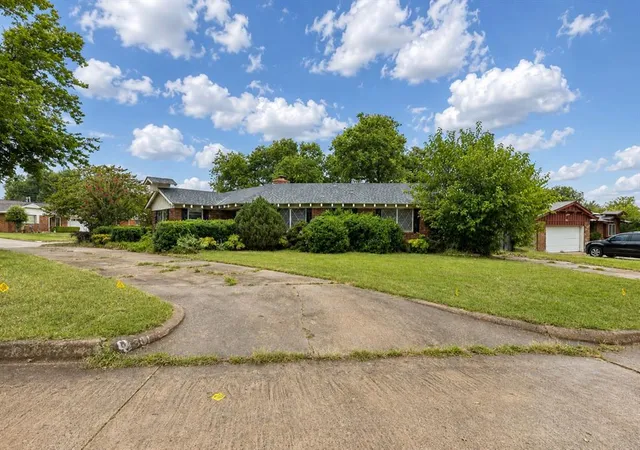 image of 301 E Ridgewood Dr, Midwest City, OK 73110 | MLS# 1243209