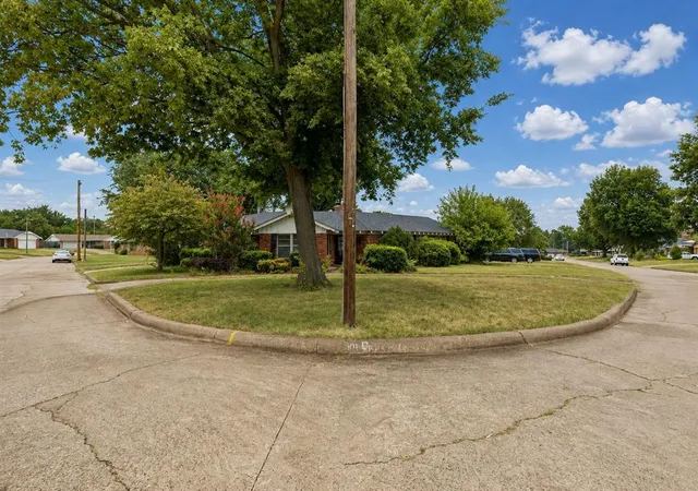 image of 301 E Ridgewood Dr, Midwest City, OK 73110 | MLS# 1243209