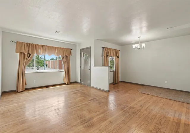 3rd image of 6719 Nw 10Th St, Oklahoma City, OK 73127 | MLS# 1243568