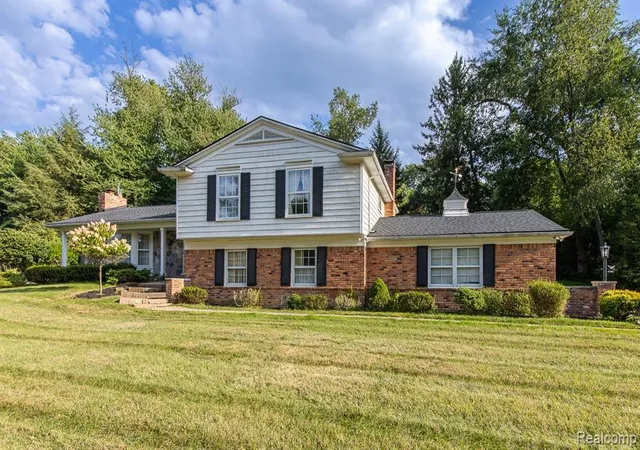 Photo 2 of Single family home for sale at 4744 Brafferton Dr, Bloomfield Hills, MI 48302 2212 | MLS# 61024096 | Listing updated on 2026-09-13