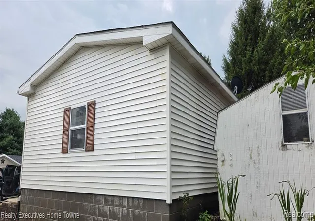 Photo 4 of Sale Pending at 2211 Mark St, Croswell, MI 48422 9785 | MLS# 60991456 | Listing updated on 2026-09-05