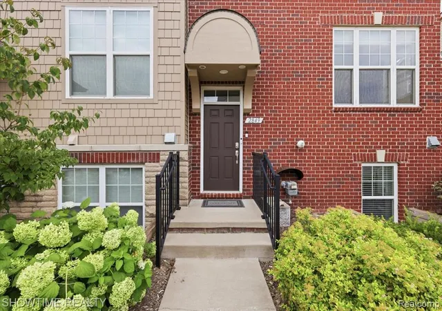 2nd image of 2849 Hartwick Dr, Rochester, MI 48307 | MLS# 61018772