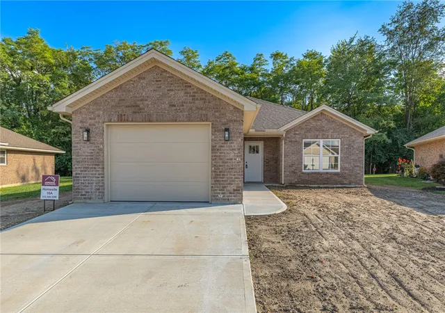 1st image of 137 Pebble Creek Dr, Eaton, OH 45320 | MLS# 957646