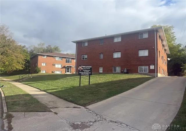 Listing Photo 4 - Condo for sale in building located at 410 N Cherrywood Ave, Dayton, OH 45403