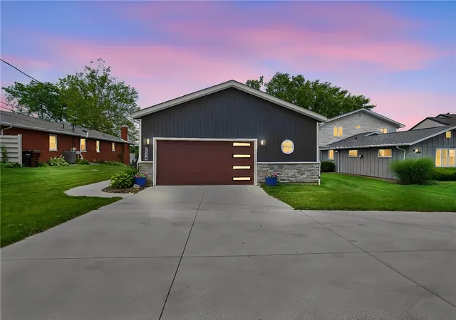Single family home for sale at 1300 E Choctaw Dr, London, OH 43140 | MLS# 963130