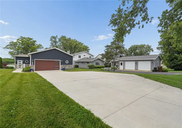 Photo 3 of Single family home for sale at 1300 E Choctaw Dr, London, OH 43140 | MLS# 963130 | Listing updated on 2026-10-07