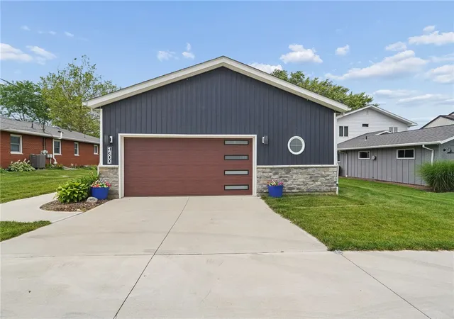 Photo 3 of Single family home for sale at 1300 E Choctaw Dr, London, OH 43140 | MLS# 963130 | Listing updated on 2026-10-07