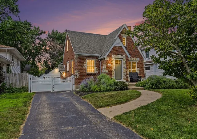 1st image of 323 Orchard Dr, Oakwood, OH 45419 | MLS# 963762
