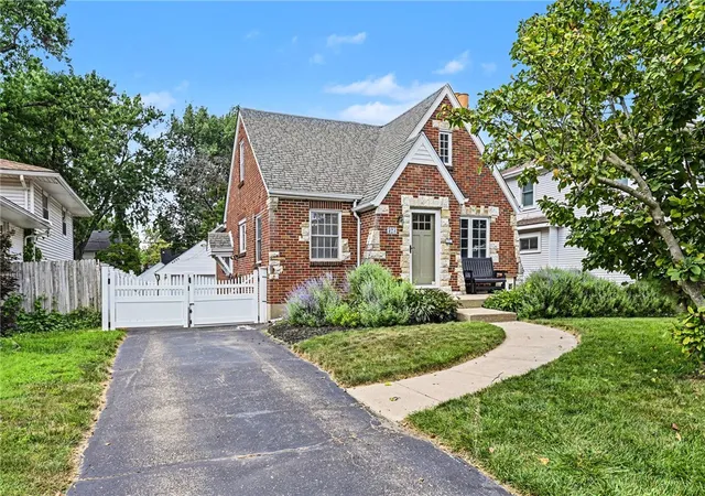 2nd image of 323 Orchard Dr, Oakwood, OH 45419 | MLS# 963762