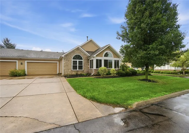 Listing Photo 4 - Condo for sale in building located at 2690 Prestwick Vlg Cir, Springfield, OH 45503