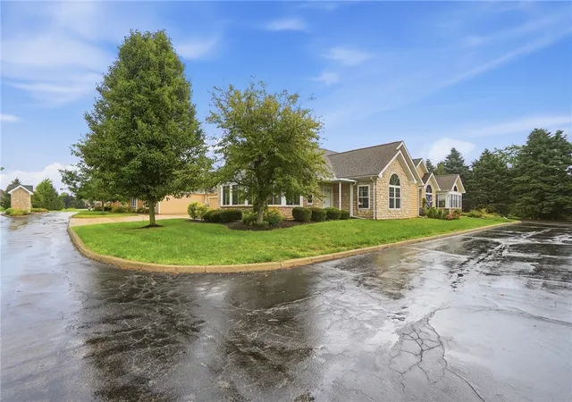 Listing Photo 5 - Condo for sale in building located at 2690 Prestwick Vlg Cir, Springfield, OH 45503