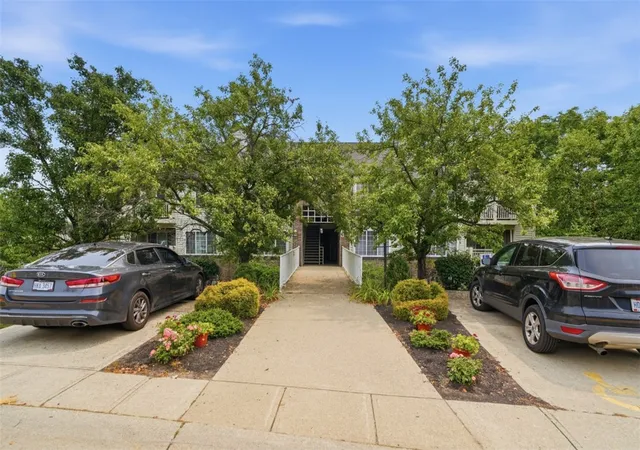 Listing Photo 2 - Condo for sale in building located at 9940 Regatta Dr, Cincinnati, OH 45252 - Unit #302