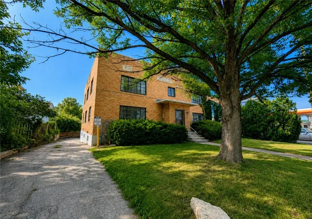 Listing Photo 2 - Condo for sale in building located at 19 W Siebenthaler Ave, Dayton, OH 45405 - Unit #