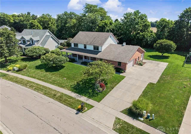 Photo 2 of Single family home for sale at 1082 Roger Scott Dr, Bellbrook, OH 45305 | MLS# 965378 | Listing updated on 2026-08-24