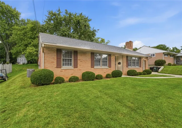 Photo 2 of Sale Pending at 406 Ross St, Middletown, OH 45044 | MLS# 966094 | Listing updated on 2026-08-21