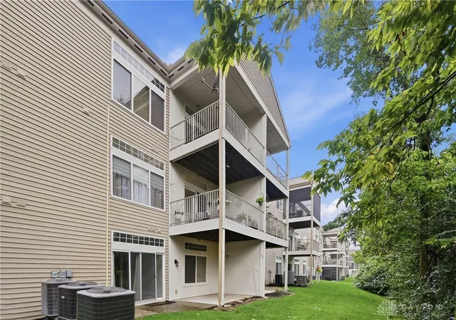 Listing Photo 2 - Condo for sale in building located at 7464 Brg Pt Dr, Cincinnati, OH 45248 - Unit #14-203