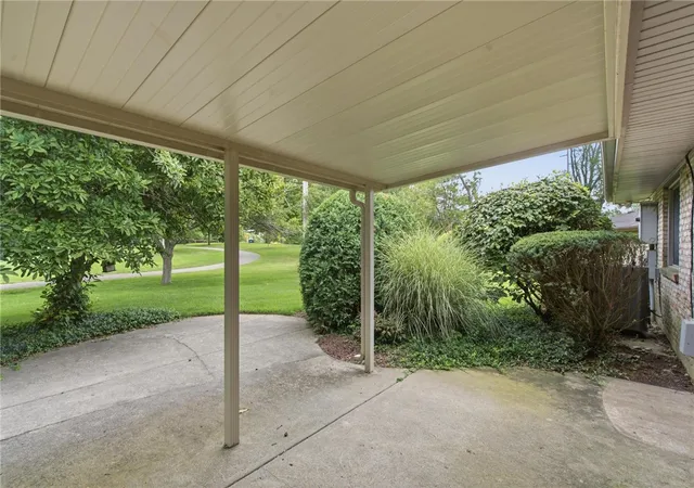 Listing Photo 2 - Condo for sale in building located at 1327 Quail Bend Cir, Dayton, OH 45429 - Unit #