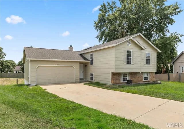 Photo 2 of Single family home for sale at 109 Golden Harvest Ct, Saint Peters, MO 63376 | MLS# MIS26050001 | Listing updated on 2026-08-16