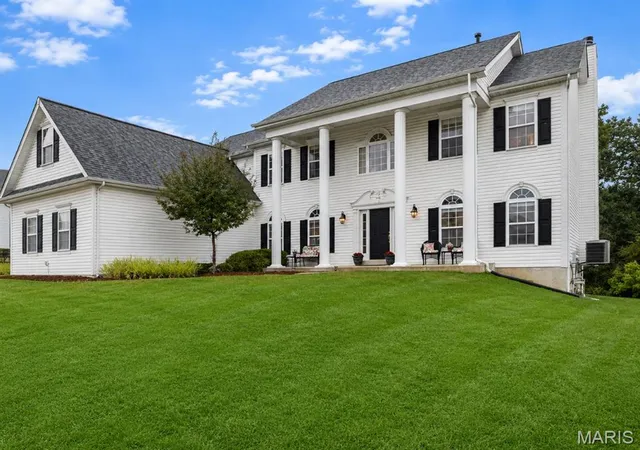Photo 2 of Sale Pending at 965 Stone Spring Dr, Eureka, MO 63025 | MLS# MIS26050675 | Listing updated on 2026-09-05