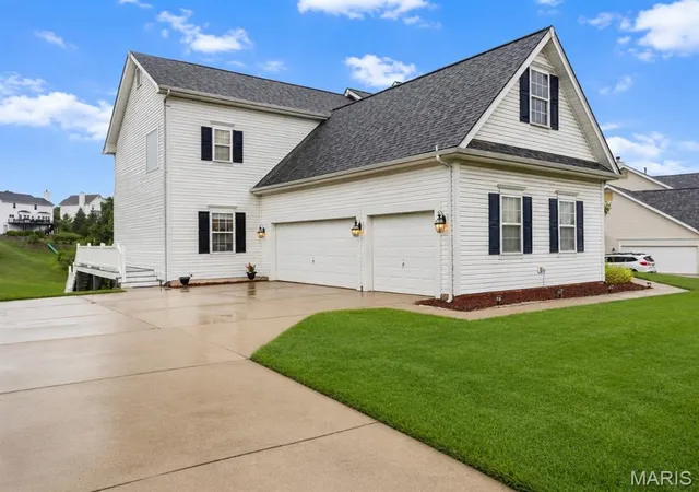 Photo 3 of Sale Pending at 965 Stone Spring Dr, Eureka, MO 63025 | MLS# MIS26050675 | Listing updated on 2026-09-05