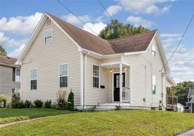 Photo 1 of Single family home for sale at 401 S Chestnut St, Collinsville, IL 62234 | MLS# MIS26052330 | Listing updated on 2026-09-03