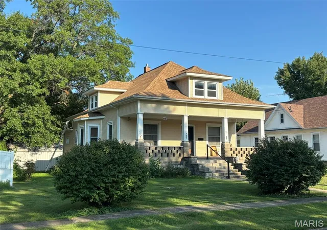 Photo 1 of Single family home for sale at 325 South Shelby St, Shelbina, MO 63468 | MLS# MIS26055810 | Listing updated on 2026-08-30