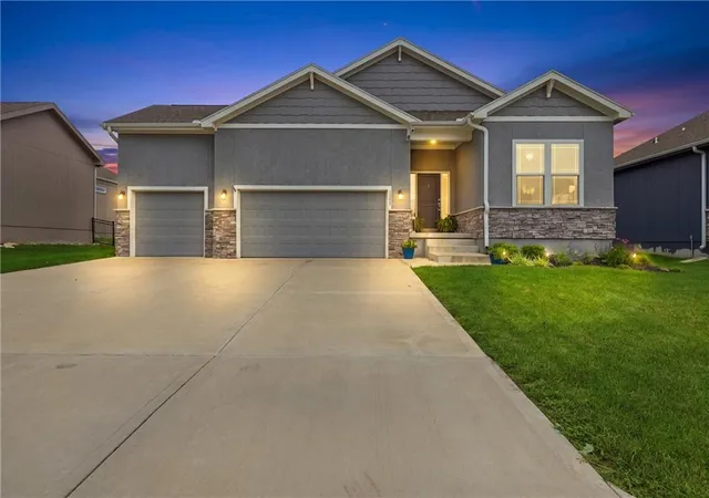 2nd image of 1122 Sw Cheshire Dr, Lees Summit, MO 64083 | MLS# 2632843