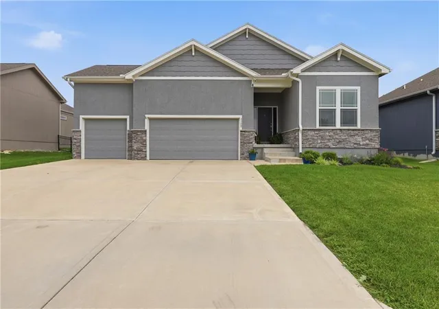Photo 1 of Single family home for sale at 1122 Sw Cheshire Dr, Lees Summit, MO 64083 | MLS# 2632843 | Listing updated on 2026-10-03