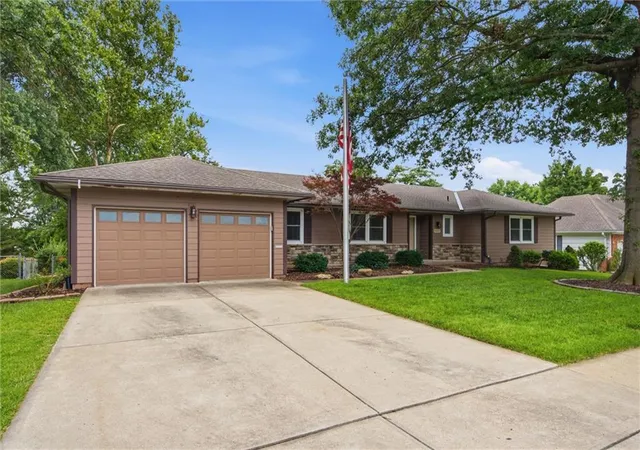 Photo 2 of Sale Pending at 6901 W 101st Terrace, Overland Park, KS 66212 | MLS# 2634093 | Listing updated on 2026-08-09
