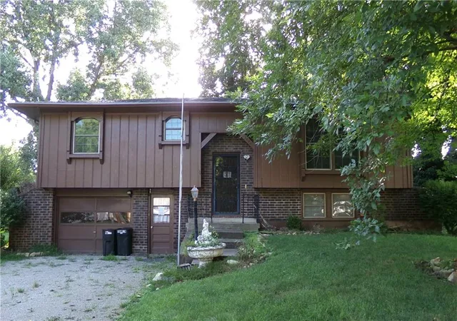 1st image of 1403 Ridgeway Dr, Richmond, MO 64085 | MLS# 2634624