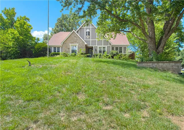 2nd image of 6924 Long Ave, Shawnee, KS 66216 | MLS# 2634786