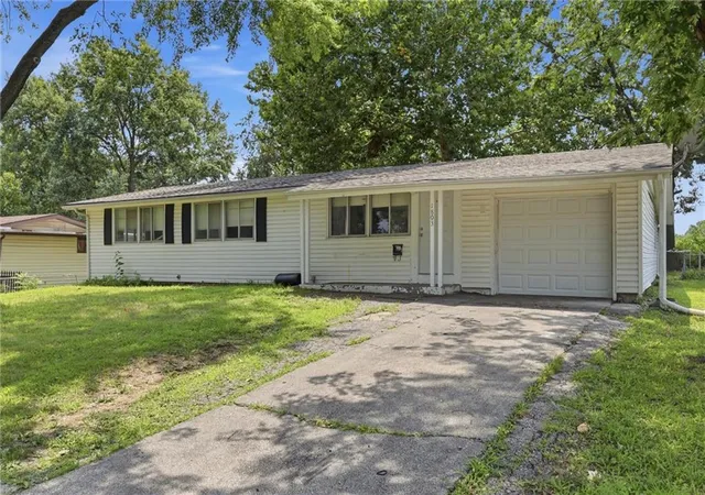 2nd image of 1803 Ne 57th St, Kansas City, MO 64118 | MLS# 2635420