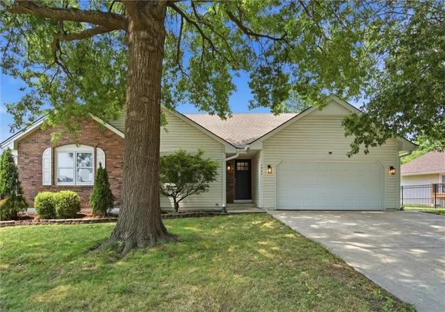 2nd image of 1500 Yorkshire Dr, Lees Summit, MO 64086 | MLS# 2635439