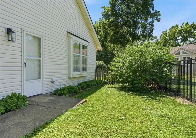 33rd image of 1500 Yorkshire Dr, Lees Summit, MO 64086 | MLS# 2635439