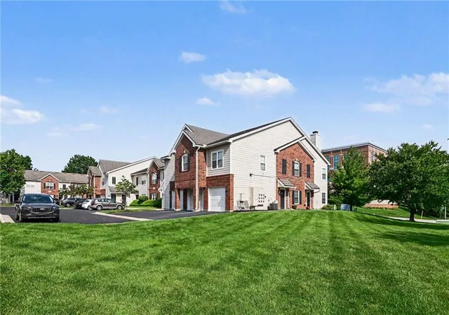 2nd image of 11607 Tomahawk Creek Pkwy #J, Leawood, KS 66211 | MLS# 2635643