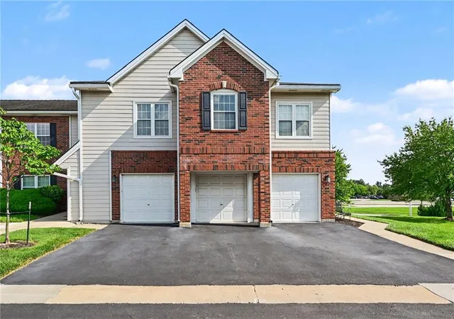 3rd image of 11607 Tomahawk Creek Pkwy #J, Leawood, KS 66211 | MLS# 2635643