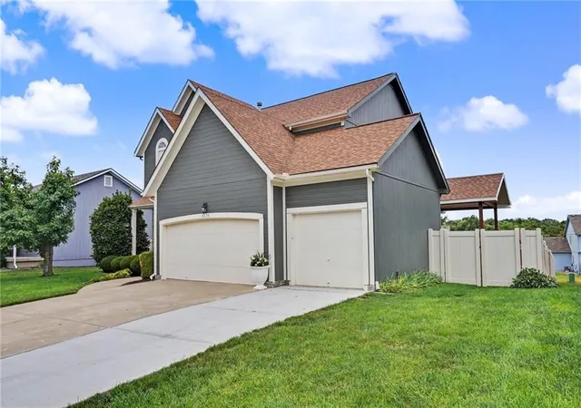 3rd image of 8438 Timber Ridge St, De Soto, KS 66018 | MLS# 2636010
