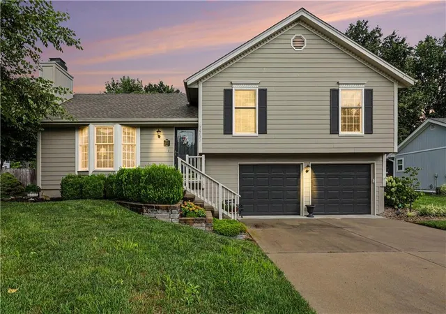 1st image of 10011 N Highland Ter, Kansas City, MO 64155 | MLS# 2637497